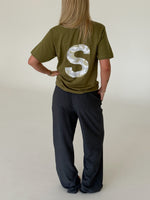 Modelbillede af BIG S t-shirt, army/grå camouflage og KARI bukser, grå. Begge fra BySofieSønderby