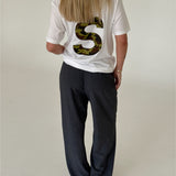 Modelbillede af BIG S t-shirt, hvid/army camouflage og KARI bukser, grå. Begge fra BySofieSønderby