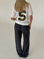 Modelbillede af BIG S t-shirt, hvid/army camouflage og KARI bukser, grå. Begge fra BySofieSønderby