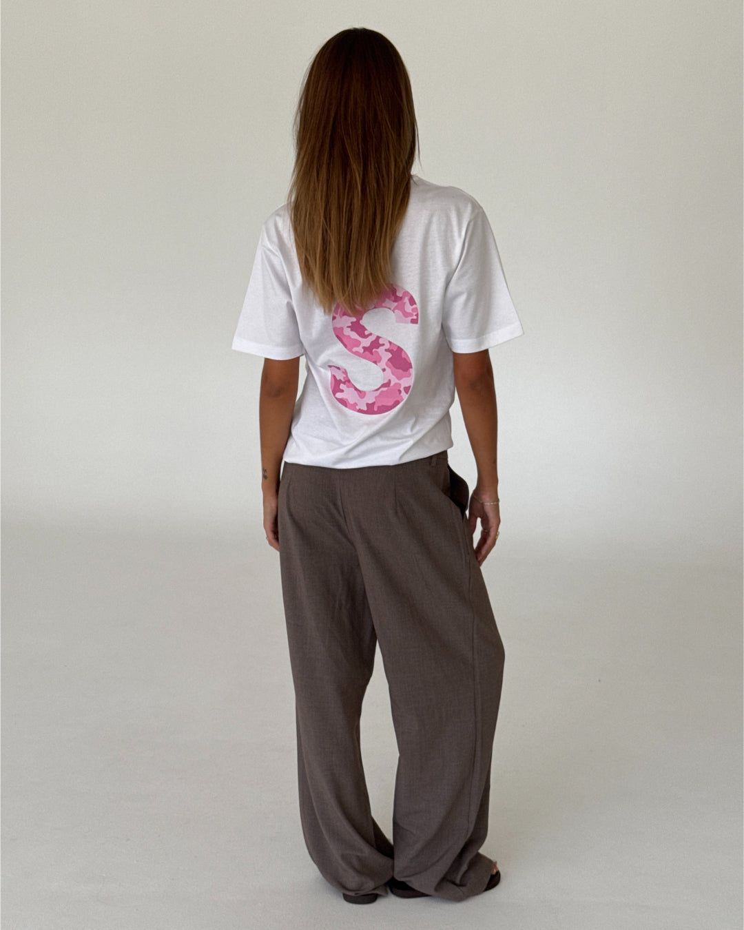 Modelbillede af BIG S t-shirt, hvid/lyserød camouflage og KARI bukser, sand. Begge fra BySofieSønderby