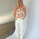 Modelbillede af BINE stropløs top, beige og NANNA wide leg jeans, hvid. Fra BySofieSønderby