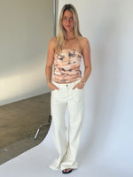Modelbillede af BINE stropløs top, beige og NANNA wide leg jeans, hvid. Fra BySofieSønderby
