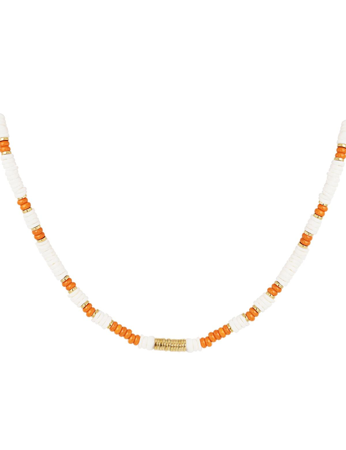 Halskæde af perler, vekslende mellem hvide og orange farver, med en lille guld detalje i midten. Ligger mod en simpel hvid baggrund.