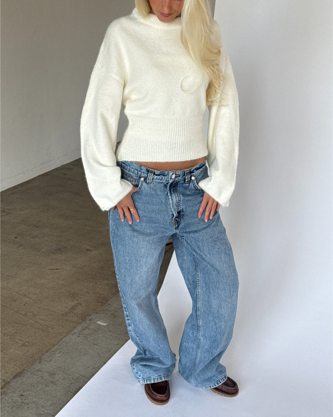 Modelbillede af BRIELLA strik i creme. Fra BySofieSønderby