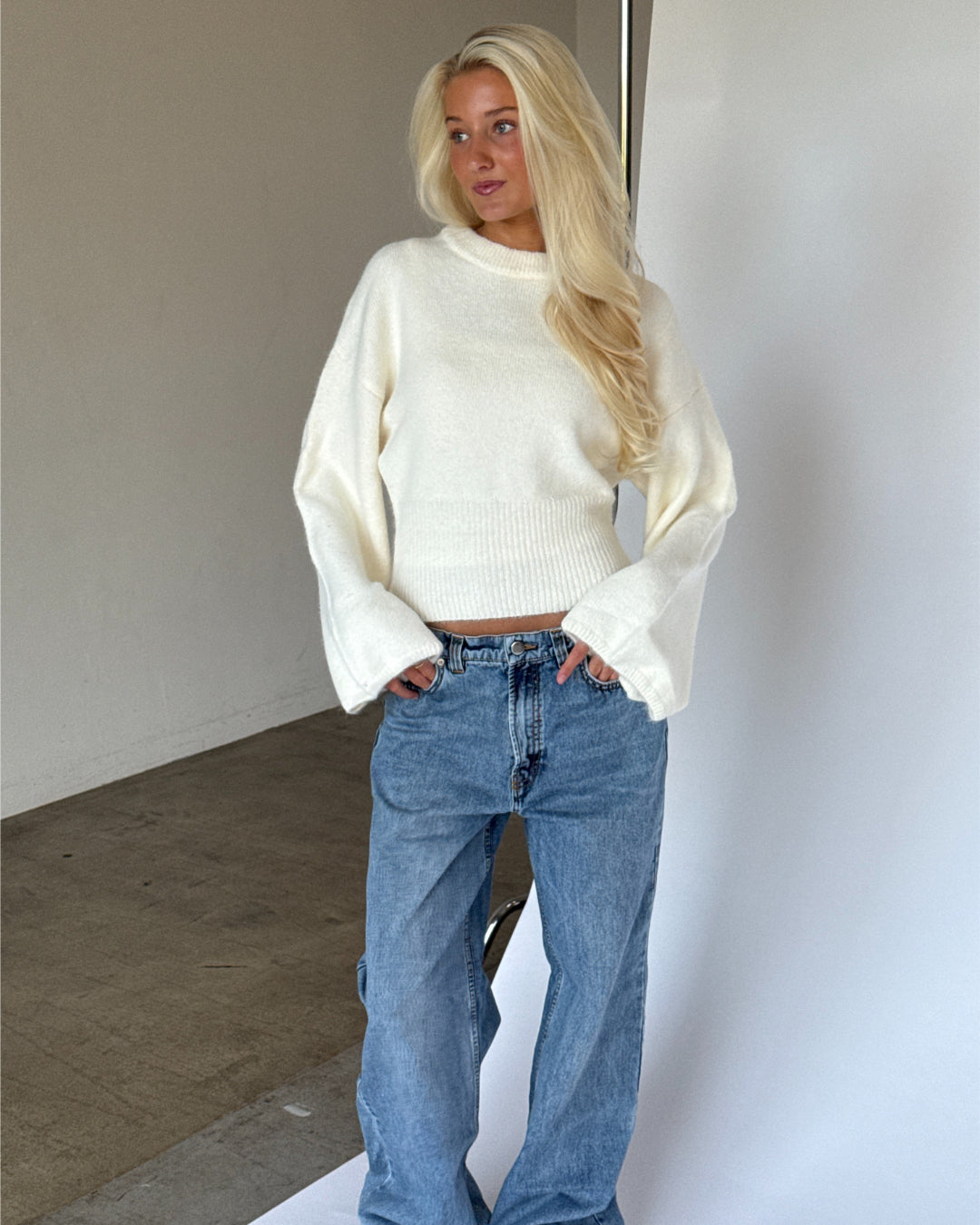 Modelbillede af BRIELLA strik i creme. Fra BySofieSønderby
