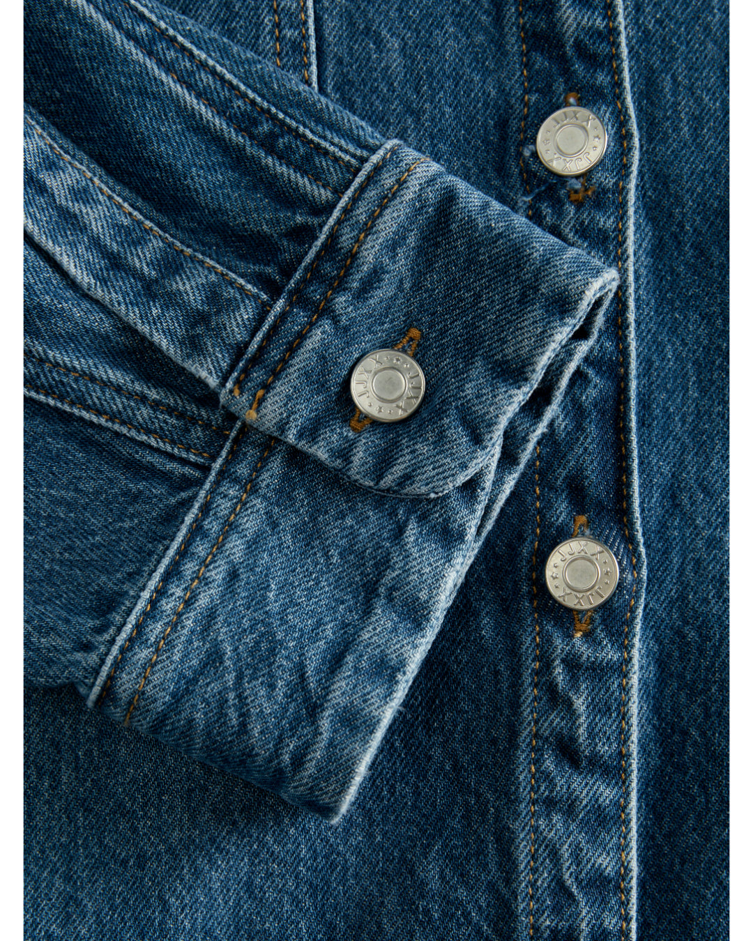 Detaljebillede af blå CANA denim kjole. BySofieSønderby.