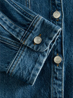 Detaljebillede af blå CANA denim kjole. BySofieSønderby.