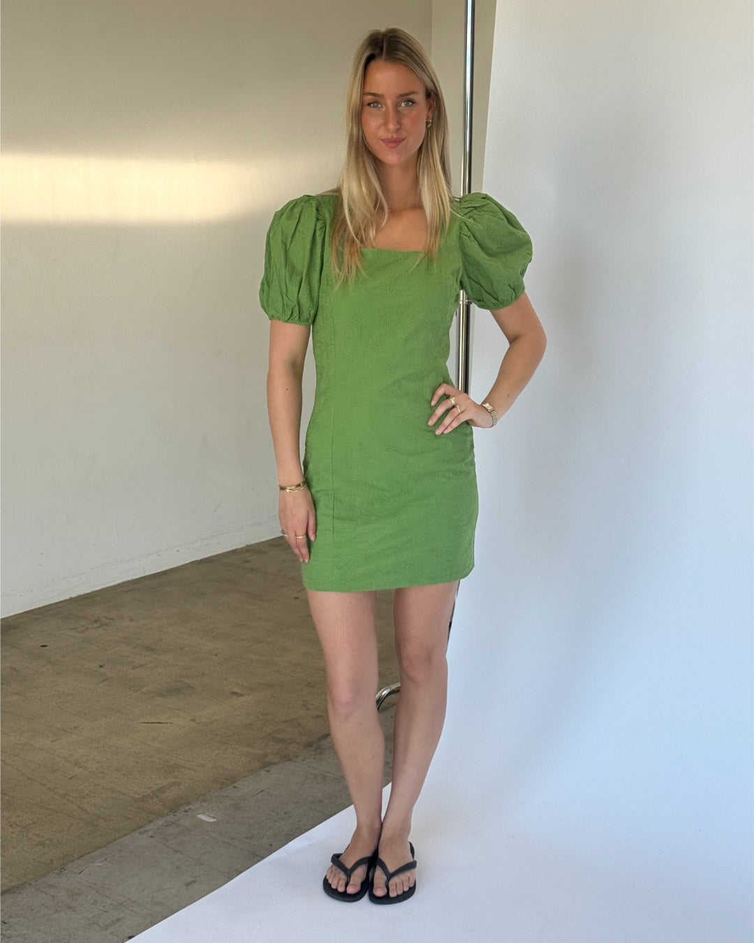 Modelbillede af CAROLINE mini kjole, grøn. Fra BySofieSønderby