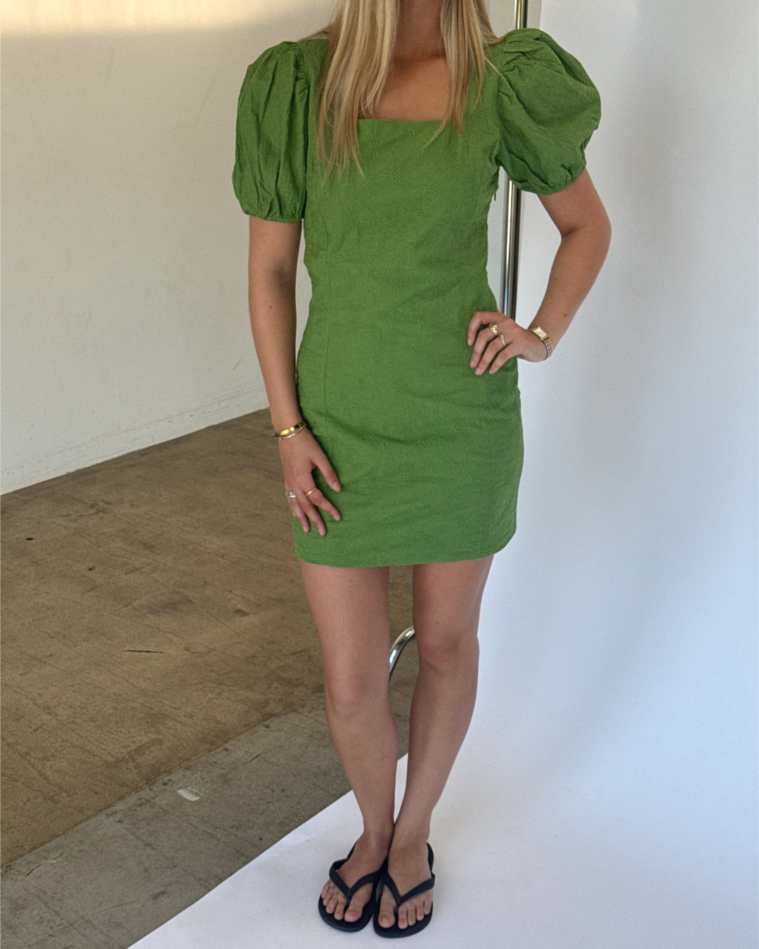 Modelbillede af CAROLINE mini kjole, grøn. Fra BySofieSønderby