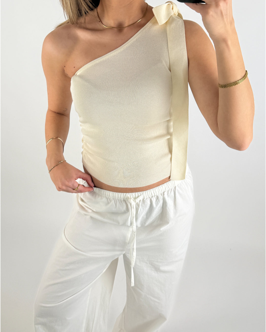 Modelbillede af cremefarvet CASSIDY top. Set forfra. Fra BySofieSønderby