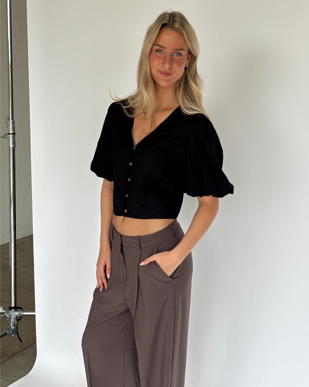 Modelbillede af CELINA bluse i sort. Fra BySofieSønderby