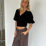 Modelbillede af CELINA bluse i sort. Fra BySofieSønderby