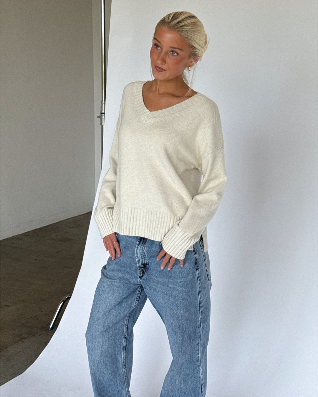 Modelbillede af CHANTRIA v-hals strik i creme. Fra BySofieSønderby
