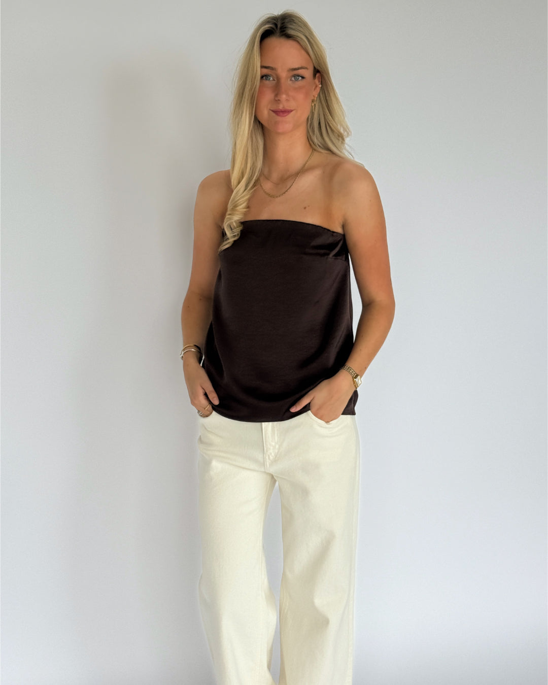 Modelbillede af brun CHILLI top. Fra BySofieSønderby