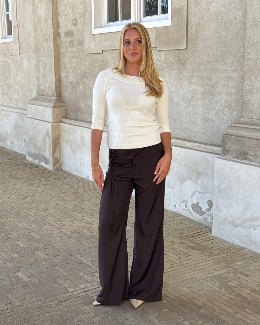 Stemningsbillede af pige der bærer hvid CHLOE boatneck bluse. Fra BySofieSønderby
