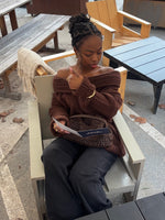 Stemningsbillede af brun CIELO strik offshoulder.  Fra BySofieSønderby