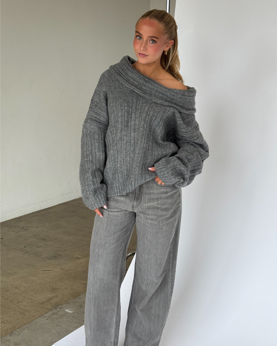 Modelbillede af CIELO off shoulder i grå. Fra BySofieSønderby