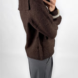 Modelfoto af pige i brun CLARE strik cardigan og grå LISA bukser. Alt er fra BySofieSønderby.