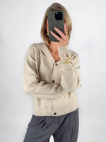 Modelfoto af pige i beige CLARE strik cardigan og grå LISA bukser. Alt er fra BySofieSønderby.