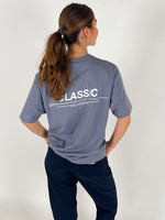 Pige bærer grå CLASSIC t-shirt fra BySofieSønderby