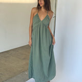 Modelbillede af COLETTE maxi kjole, kaki. Fra BySofieSønderby