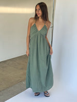 Modelbillede af COLETTE maxi kjole, kaki. Fra BySofieSønderby
