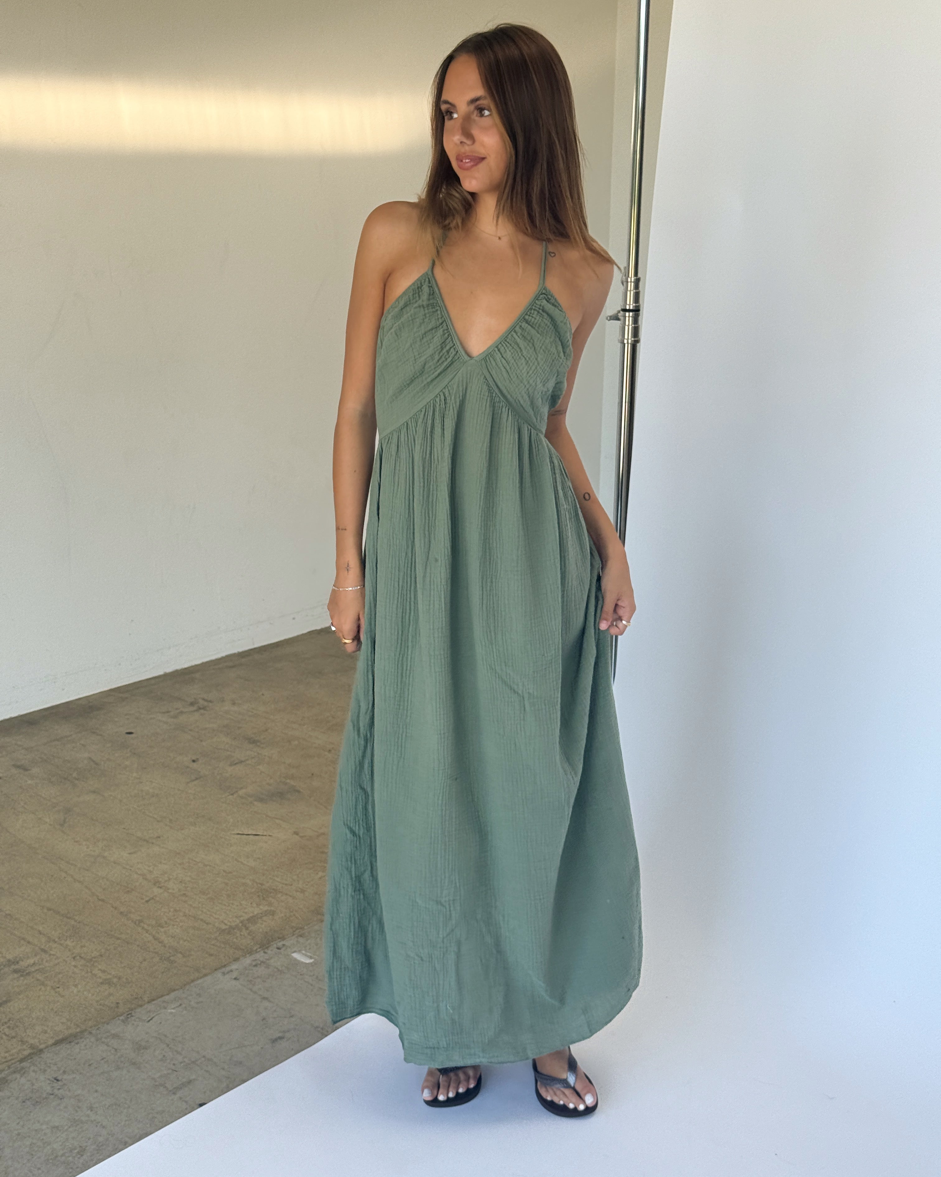 Modelbillede af COLETTE maxi kjole, kaki. Fra BySofieSønderby
