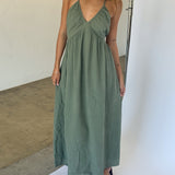 Modelbillede af COLETTE maxi kjole, kaki. Fra BySofieSønderby