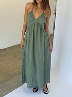 Modelbillede af COLETTE maxi kjole, kaki. Fra BySofieSønderby