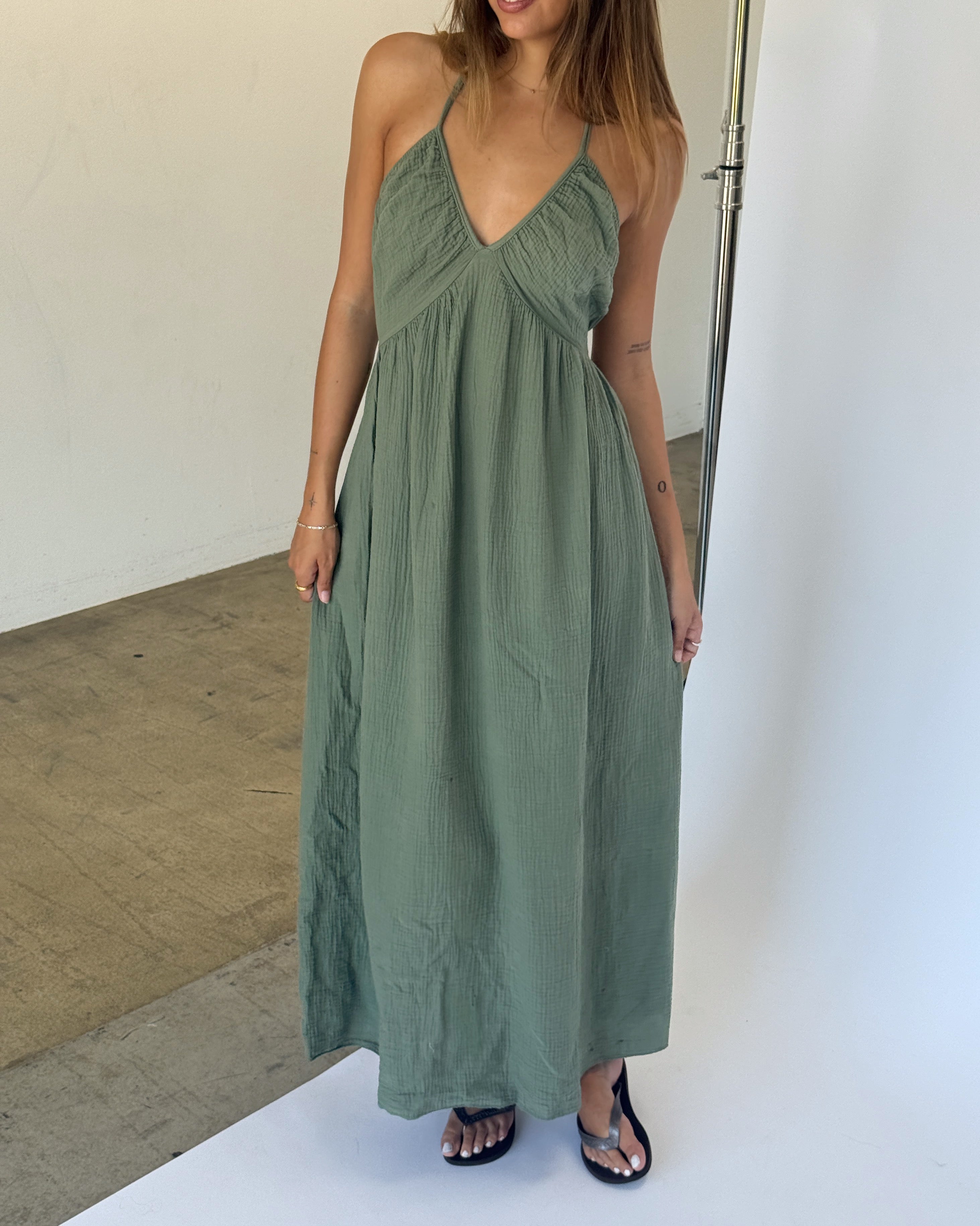 Modelbillede af COLETTE maxi kjole, kaki. Fra BySofieSønderby