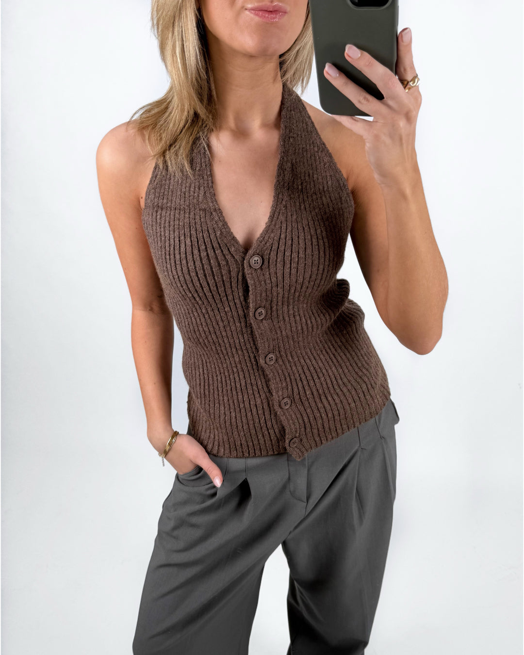 Modelbillede af brun CYNTHIA strik top. Set forfra. Fra BySofieSønderby