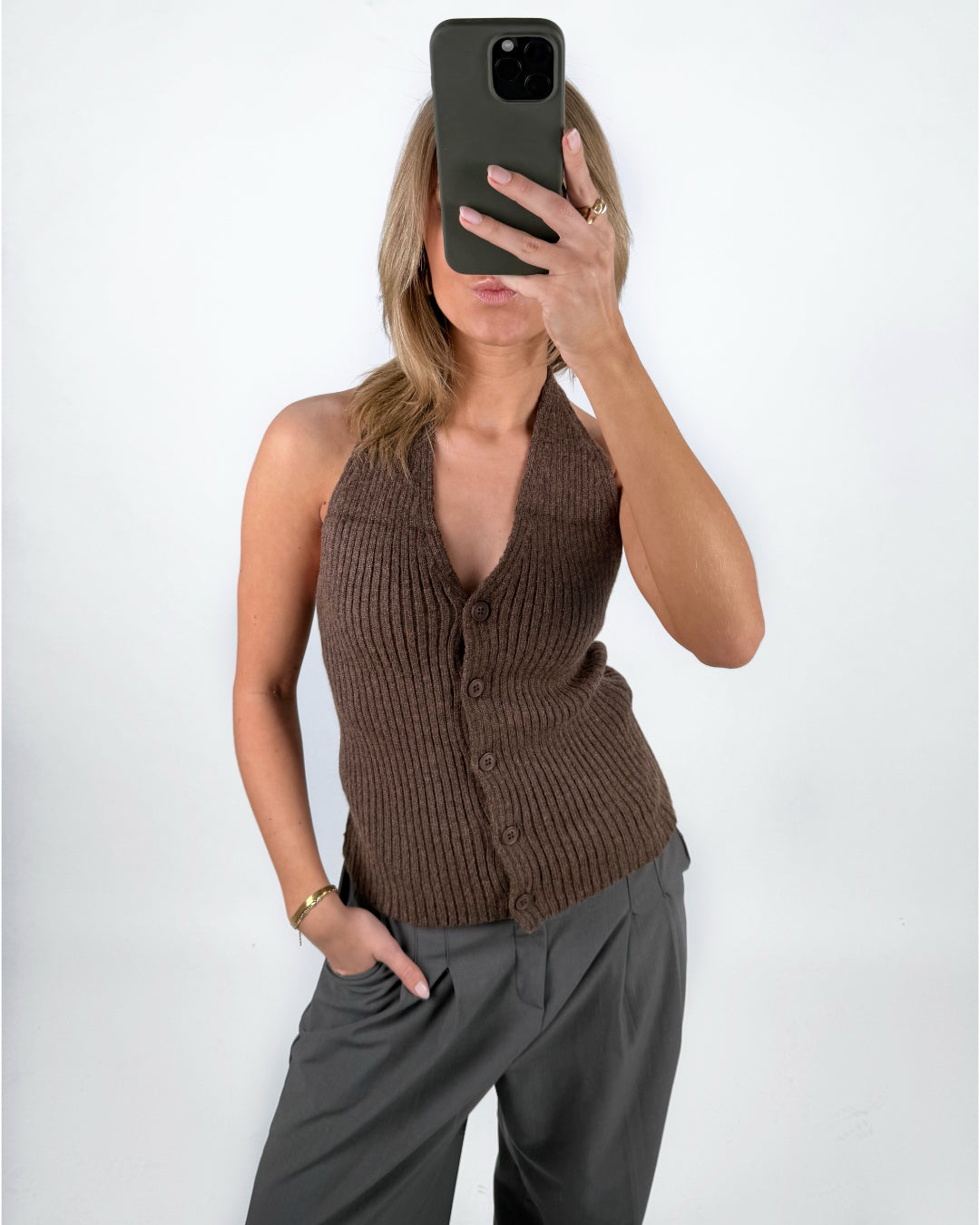 Modelbillede af brun CYNTHIA strik top. Set forfra. Fra BySofieSønderby