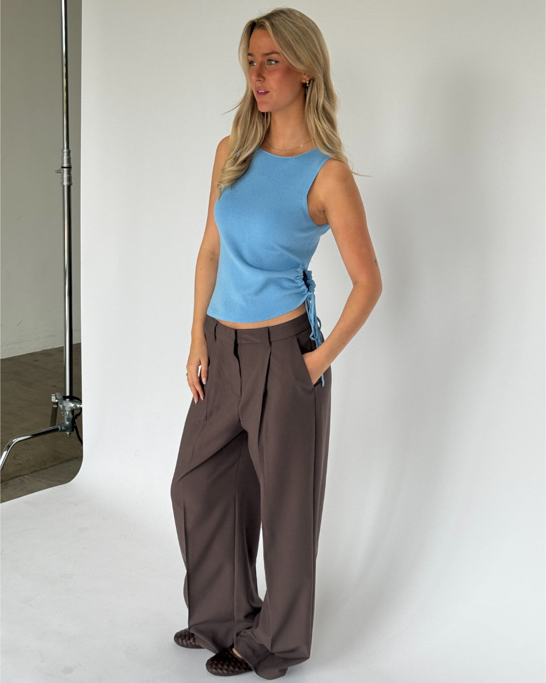Modelbillede af blå DAHLIA strik top. Fra BySofieSønderby
