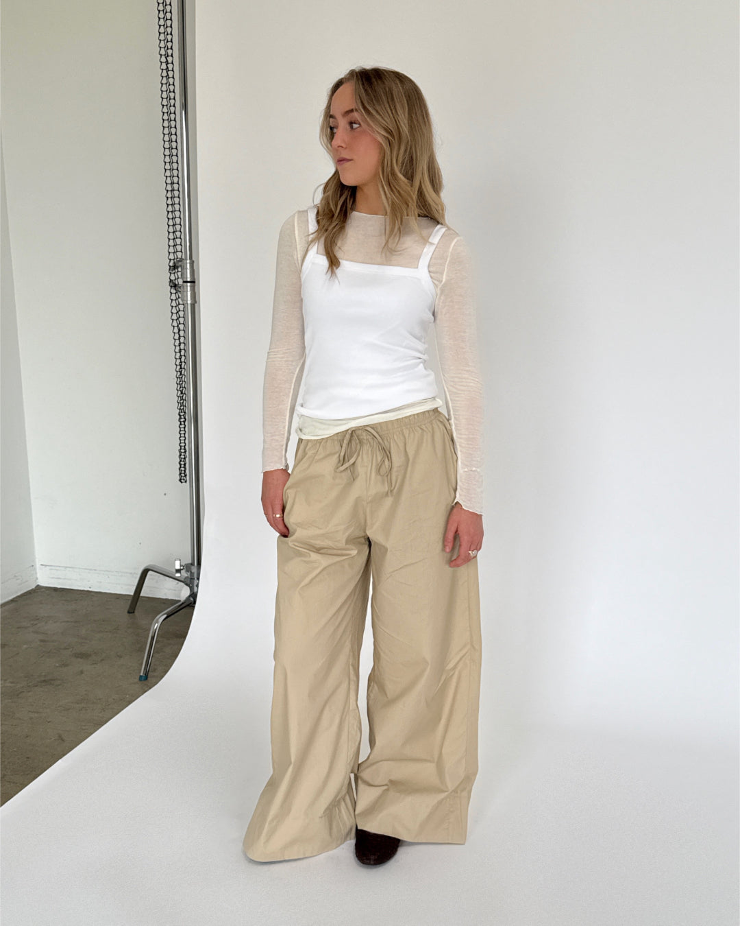 Modelbillede af beige farvet DANIA bukser. Set forfra. Fra BySofieSønderby