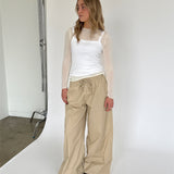 Modelbillede af beige farvet DANIA bukser. Set forfra. Fra BySofieSønderby