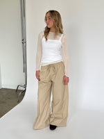 Modelbillede af beige farvet DANIA bukser. Set forfra. Fra BySofieSønderby