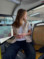 Stemningsbillede af beige DAWN vest. Fra BySofieSønderby