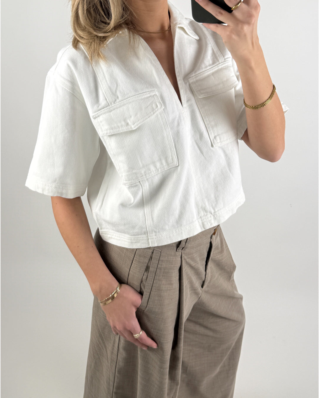 Modelbillede af hvid DAYANA denim skjorte. Set forfra. Fra BySofieSønderby