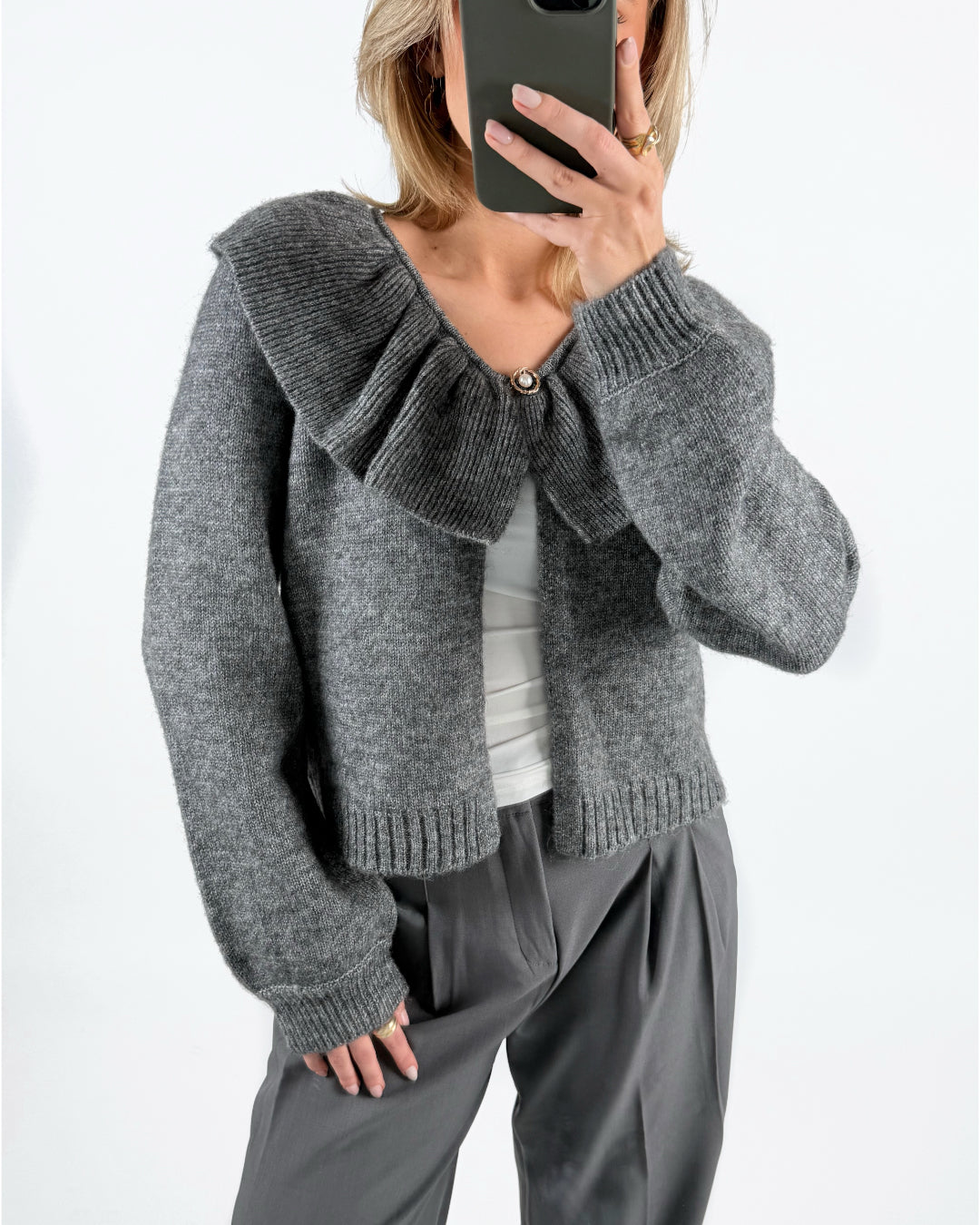 Modelfoto af pige med grå DENISI strik cardigan, samt grå MILAN bukser. Set forfra. Alt er fra BySofieSønderby