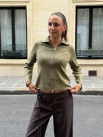 Modelbillede af REYNARD zip cardigan i grøn. Fra BySofieSønderby