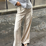 Modelbillede af NATALY bukser i beige. Fra BySofieSønderby