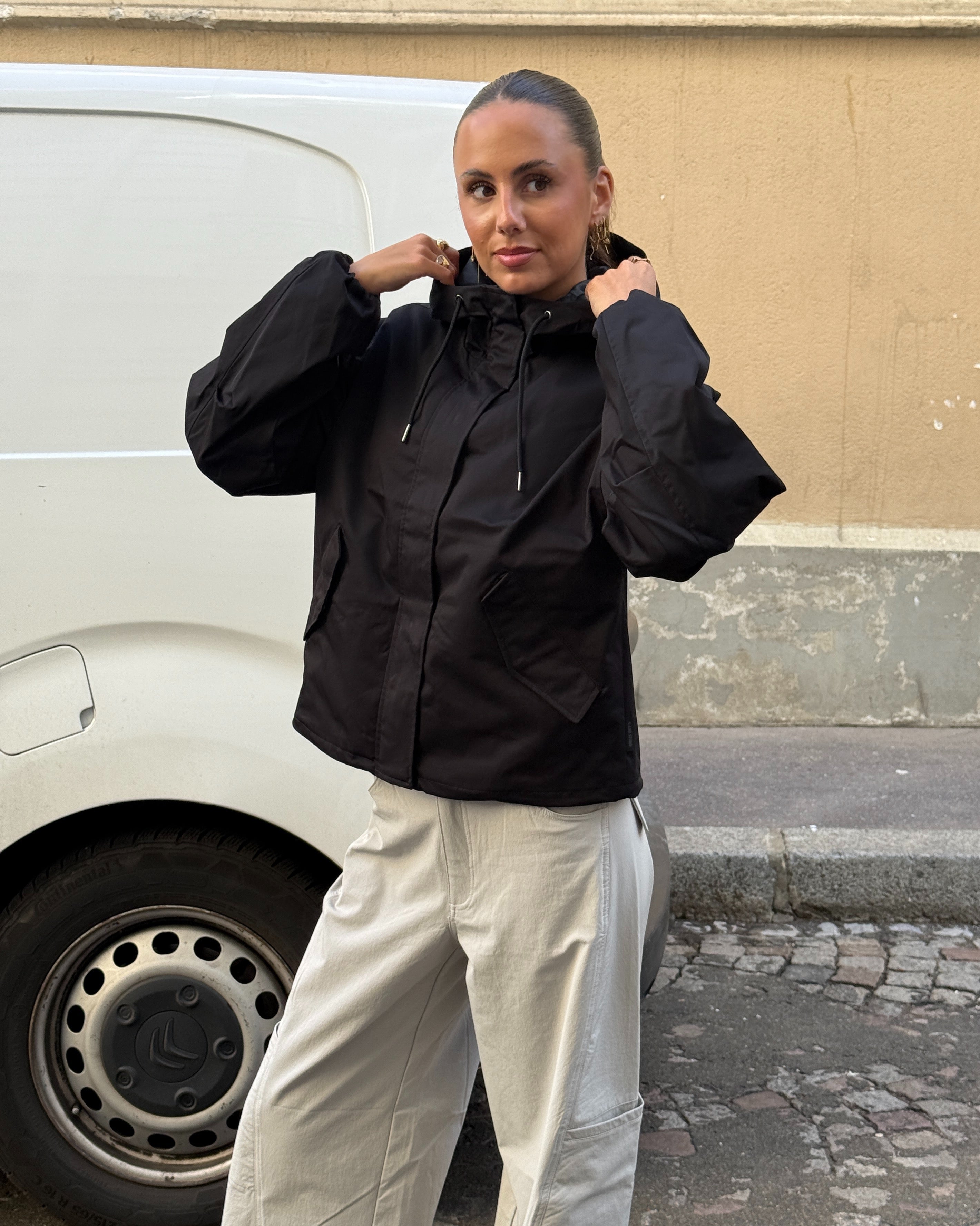 Modelbillede af BERLY jakke i sort. Fra BySofieSønderby