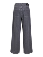 Jeans med vidde, vises bagfra, i en lys grå nuance. To baglommer og et sort mærke i linningen. Stiliseret mod en hvid baggrund.