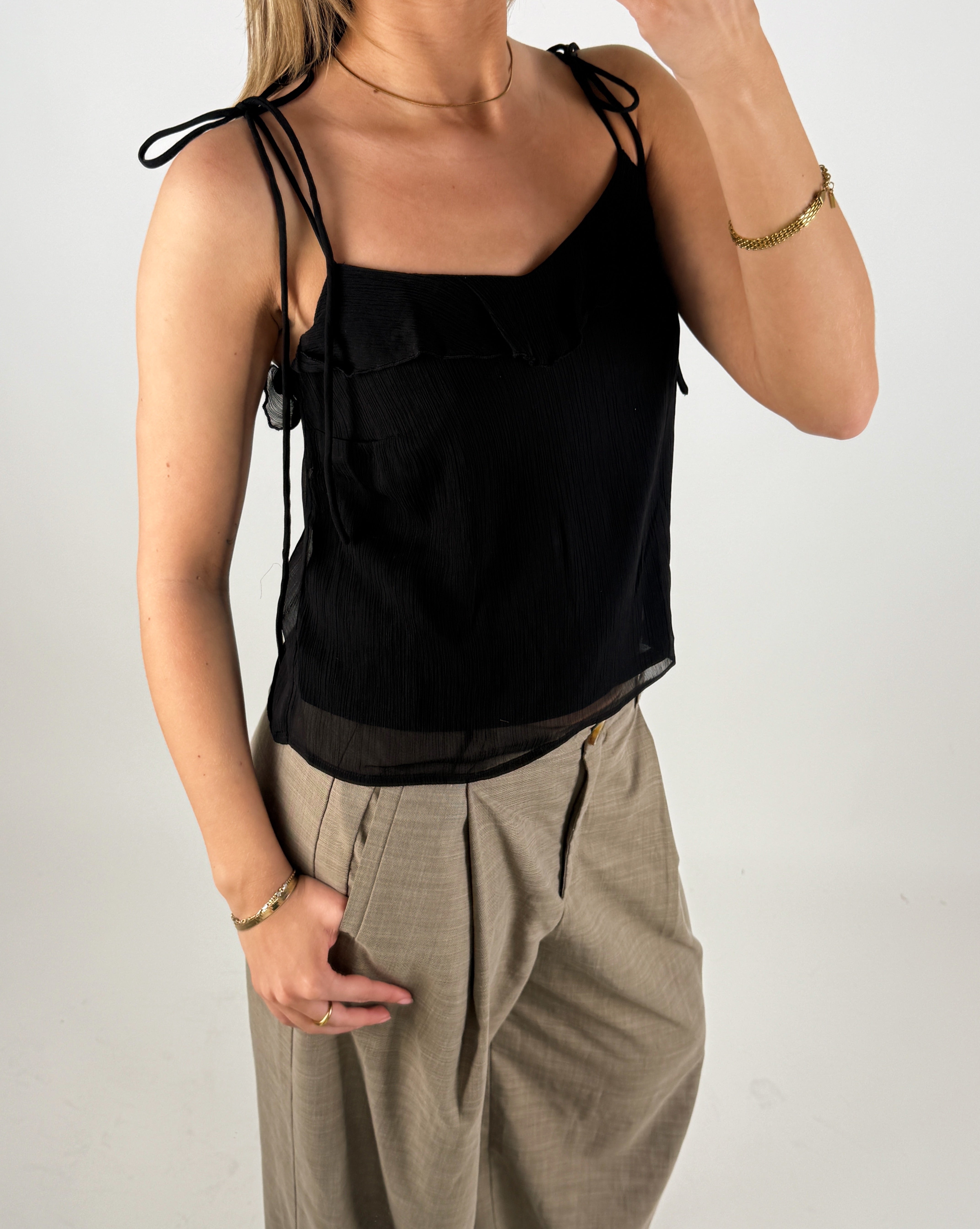Modelbillede af sort LANA top. Set forfra. Fra BySofieSønderby