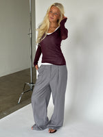 Modelbillede af bordeaux ELIANNA langærmet bluse. Fra BySofieSønderby