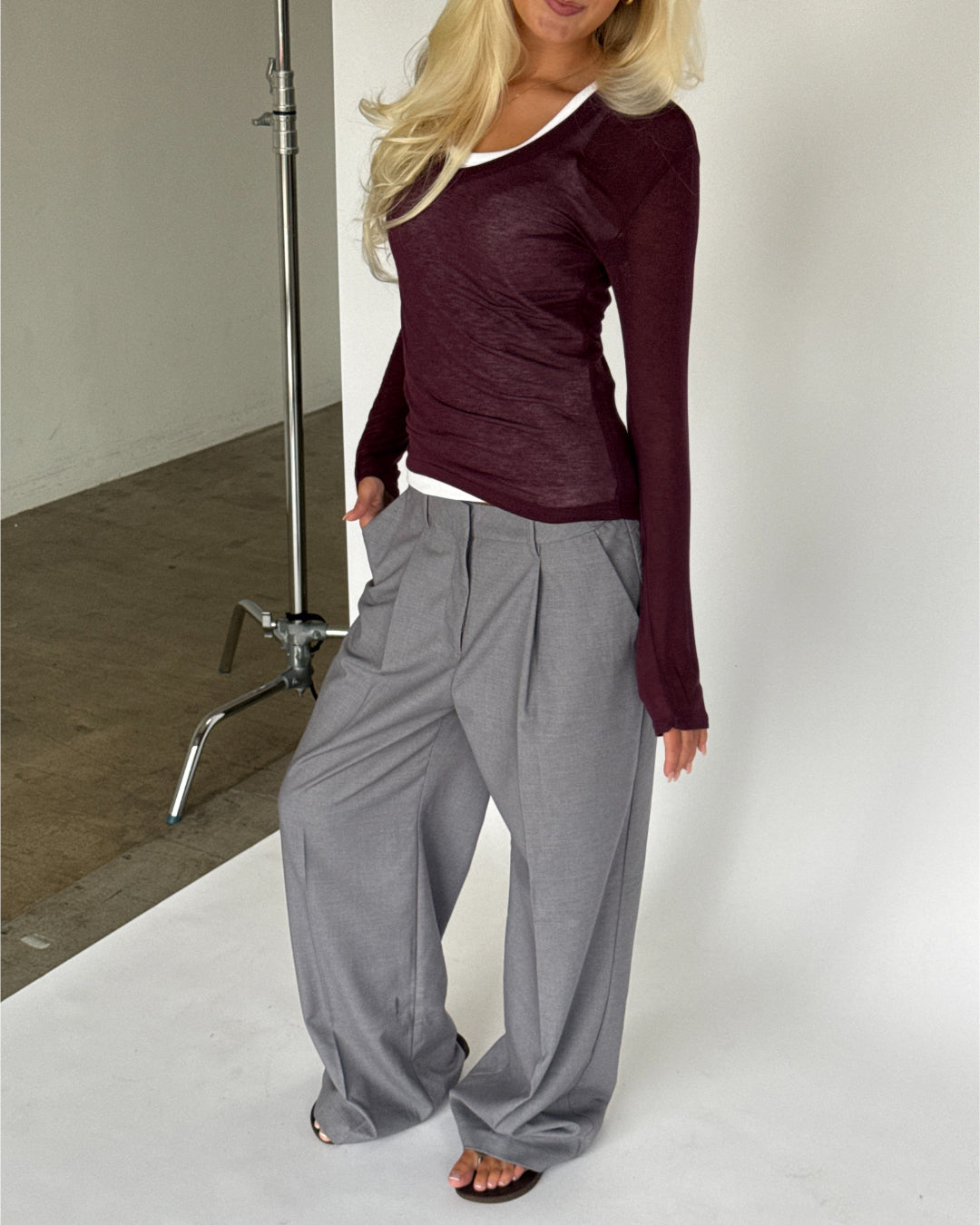 Modelbillede af bordeaux ELIANNA langærmet bluse. Fra BySofieSønderby