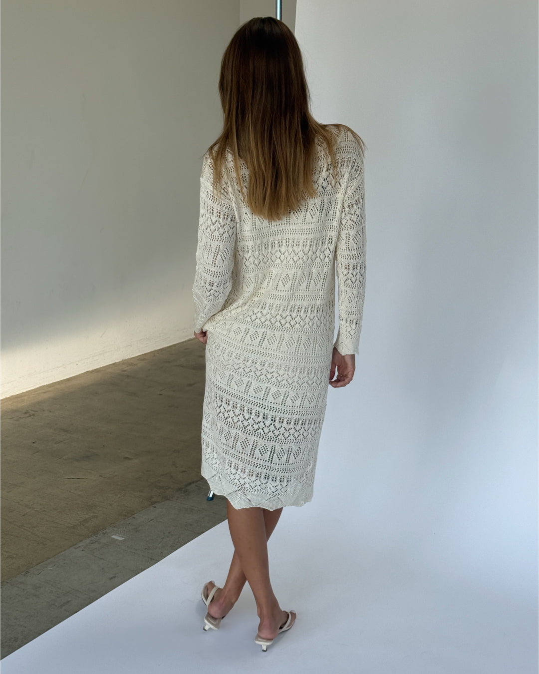 Modelbillede af ELIZA strik midi kjole, creme. Fra BySofieSønderby