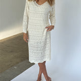 Modelbillede af ELIZA strik midi kjole, creme. Fra BySofieSønderby