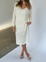 Modelbillede af ELIZA strik midi kjole, creme. Fra BySofieSønderby