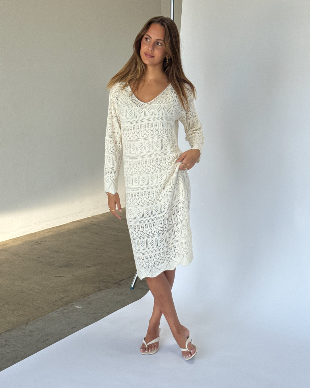 Modelbillede af ELIZA strik midi kjole, creme. Fra BySofieSønderby